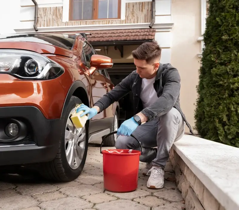 Lavage auto à domicile Saint-Vougay : professionnel intervenant sur un véhicule